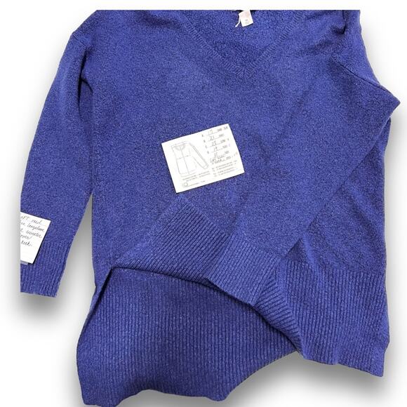 Loft vee neck long sleeve sweater. Women’s size medium. Ribbed waist and sleeve - Picture 2 of 5